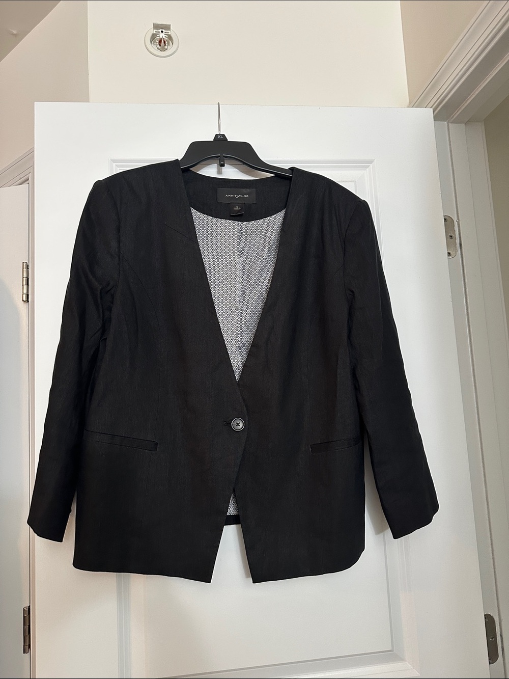 Ann Taylor Black Open V-Neck Single-Button Blazer